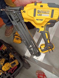 DEWALT 20 V MAX XR 15 Guage nailer