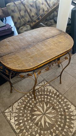 Detachable Wicker Accent Table with Leaf Design Base