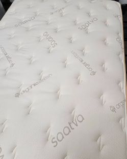  Saatva Classic Plush Queen Mattress - LIKE NEW! Delivery Available