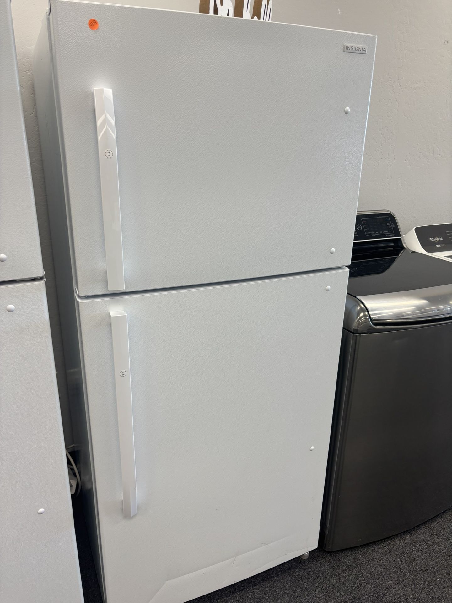 NICE WHITE INSIGNIA FRIDGE