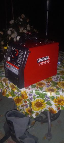 Lincoln  2300  Wire  Feed Mig  Wielder  &  A Lincoln  100 Weld Pack  Wire Feed Mig  Wielder  