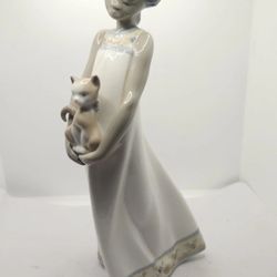 Lladro Black Legacy Collection #560 " Close To My Heart “ Girl With Cat No Box