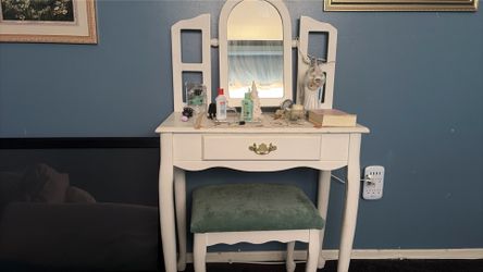 Gil’s vanity 70