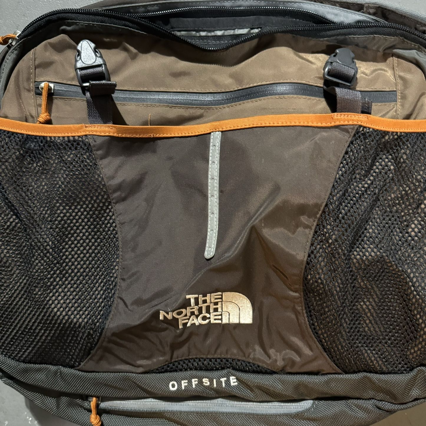 The North Face Offsite Messenger Laptop Bag Holiday Travel Gym School Work for Sale in Chicago IL OfferUp