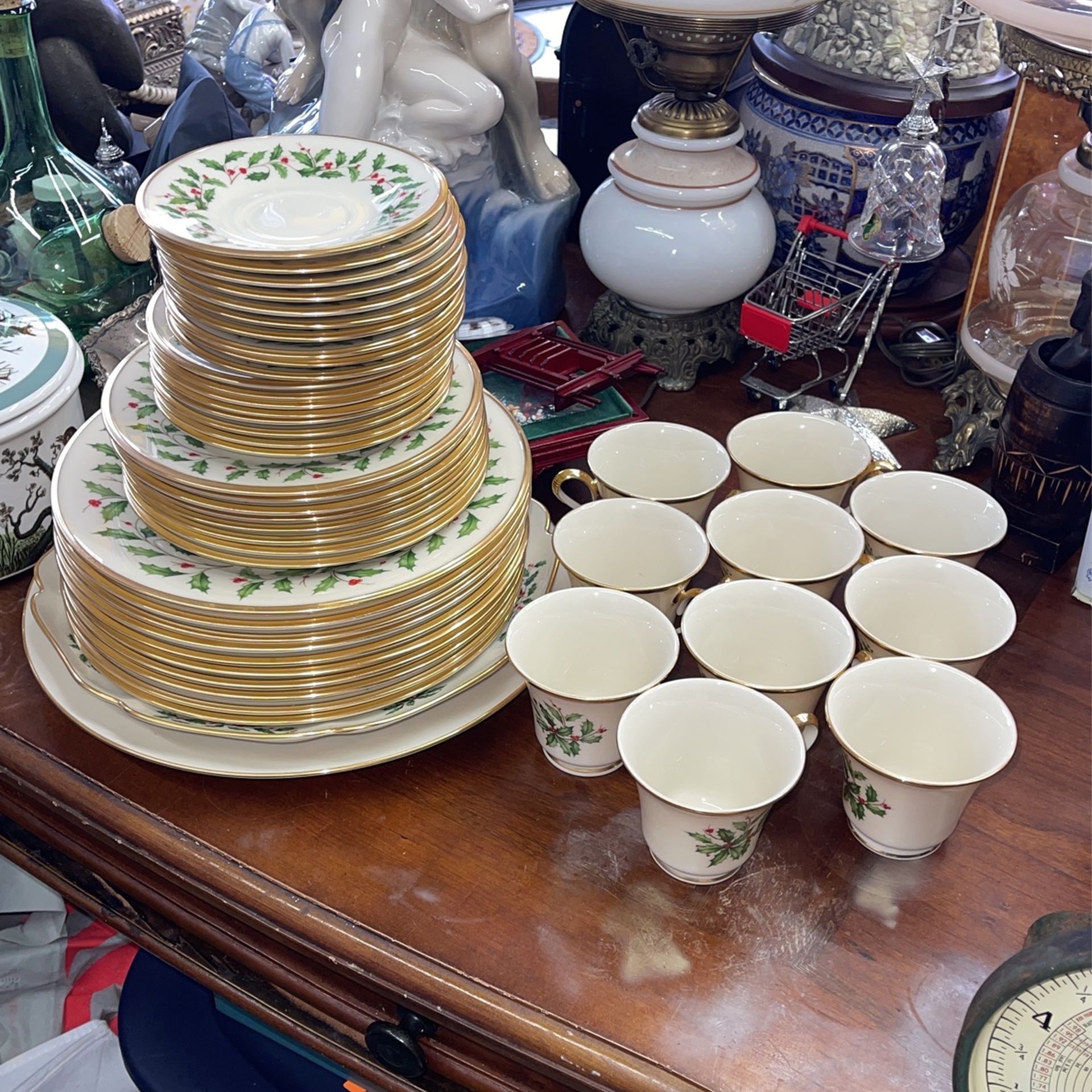 Lenox Holiday Berries Pattern 24k Good Trim Serving China 49 PCS Set