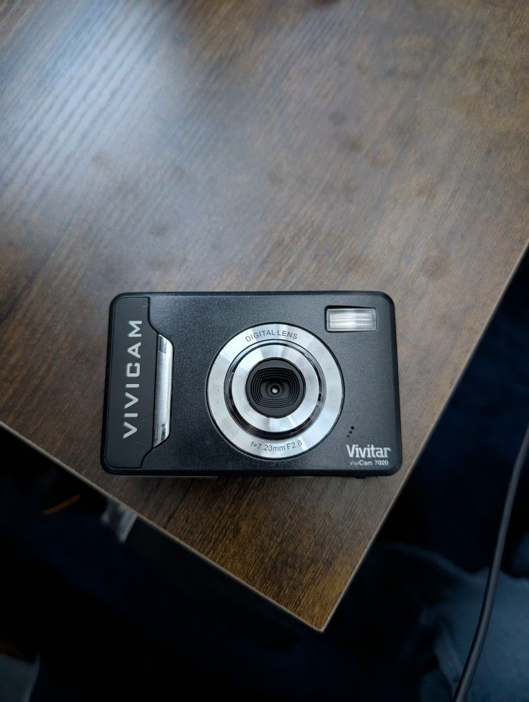 Vivitar ViviCam 7020 Point and Shoot Digital Camera