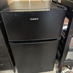 Galanz Mini fridge 