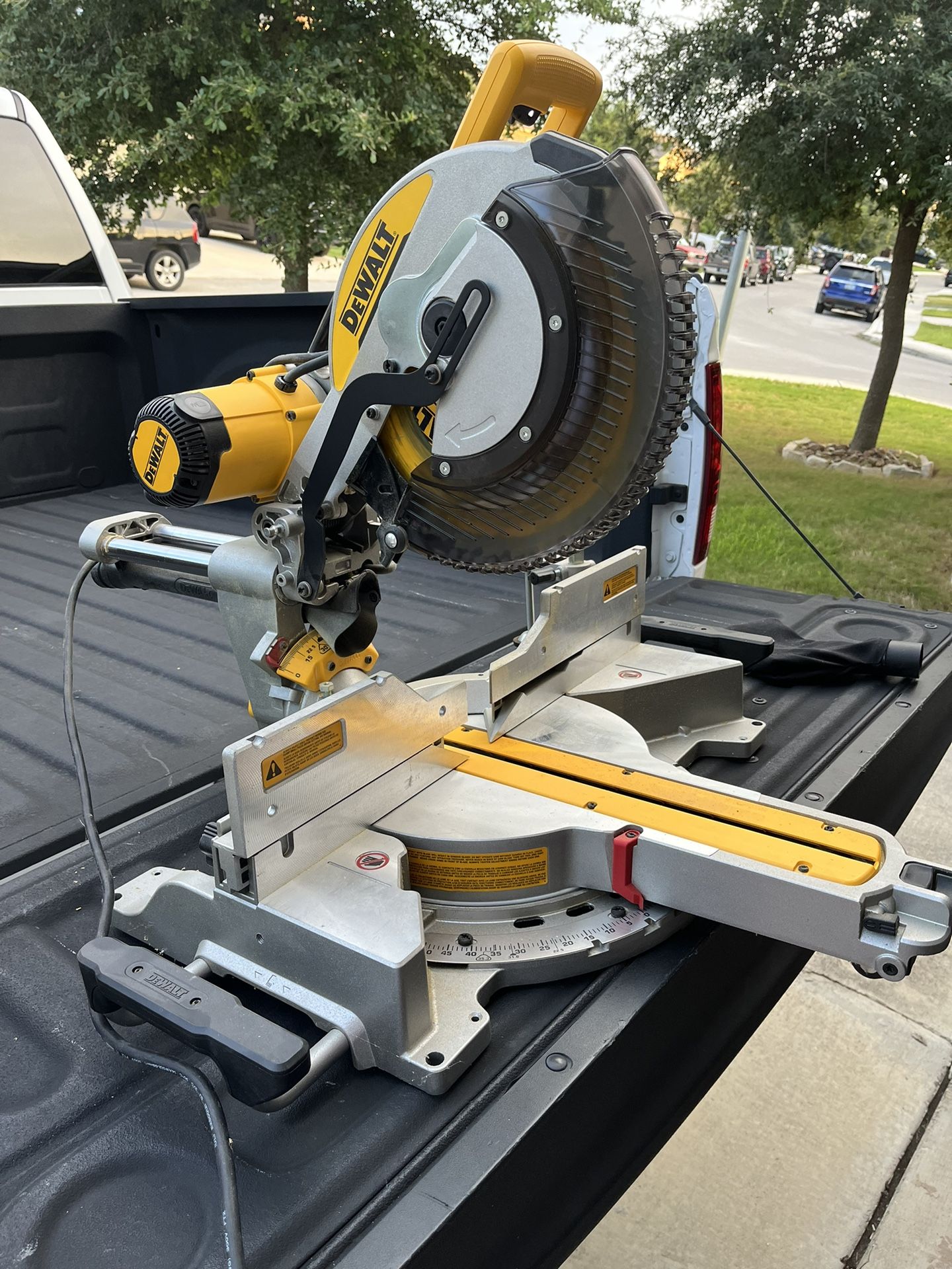 Dewalt (DWS 779) 12” Dual Bevel Compound Sliding Miter Saw