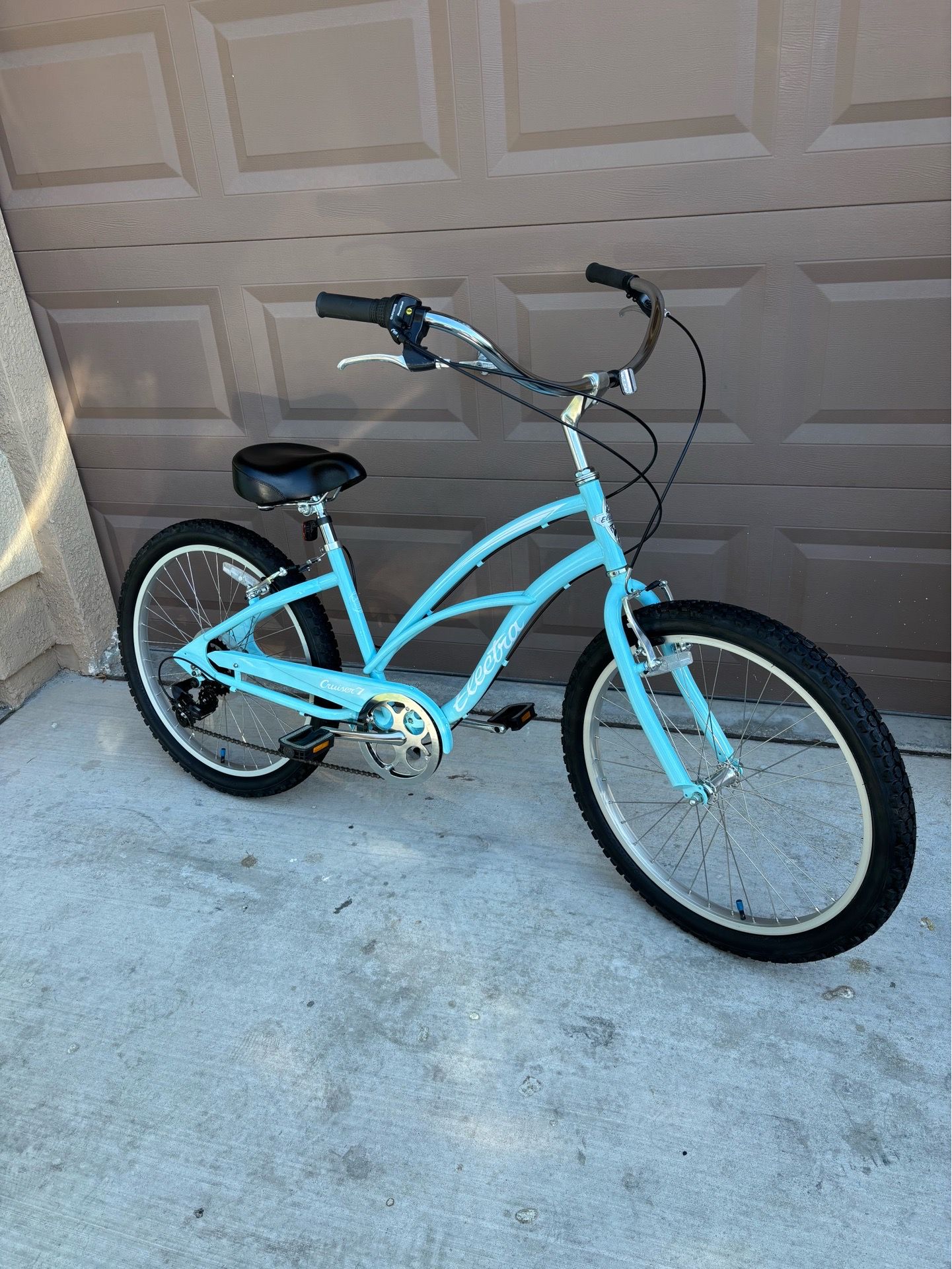 Electra Cruiser. 7 Speed. Steel. LIKE NEW. 24” Wheels.