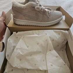 Woman's 6.5 Jordan 1 Low