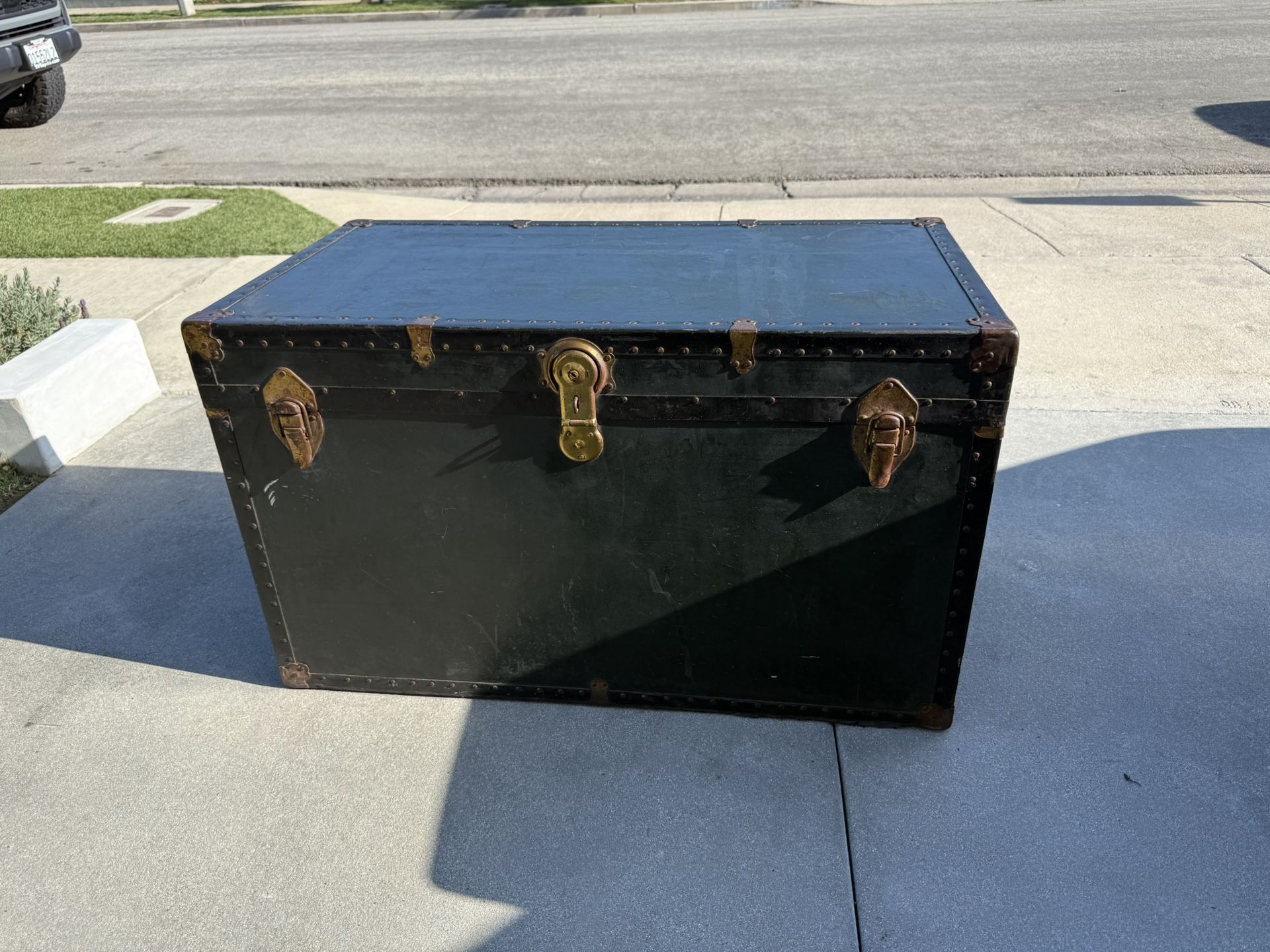 Green steamer travel trunk