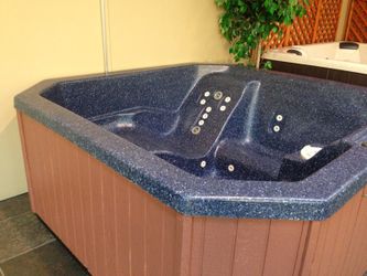 81x81 with lounge. Like new! 5yr wrnty