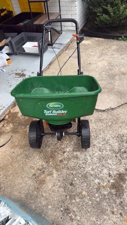 Scotts Turf Builder Broadcast Spreader for fertilizer