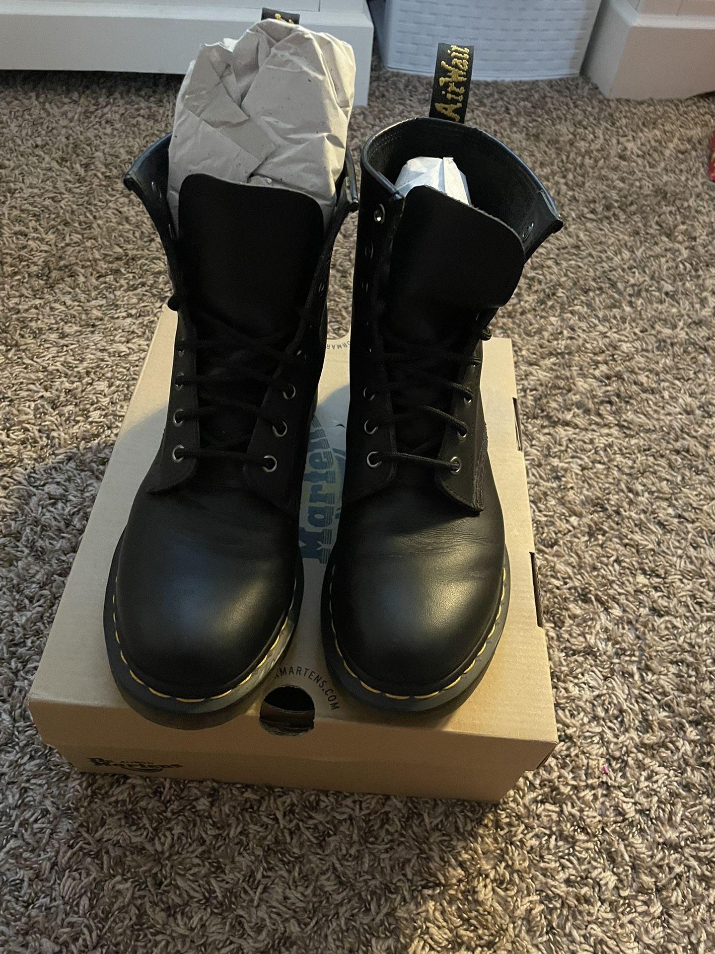 DR MARTEMS BOOTS SIZE 8