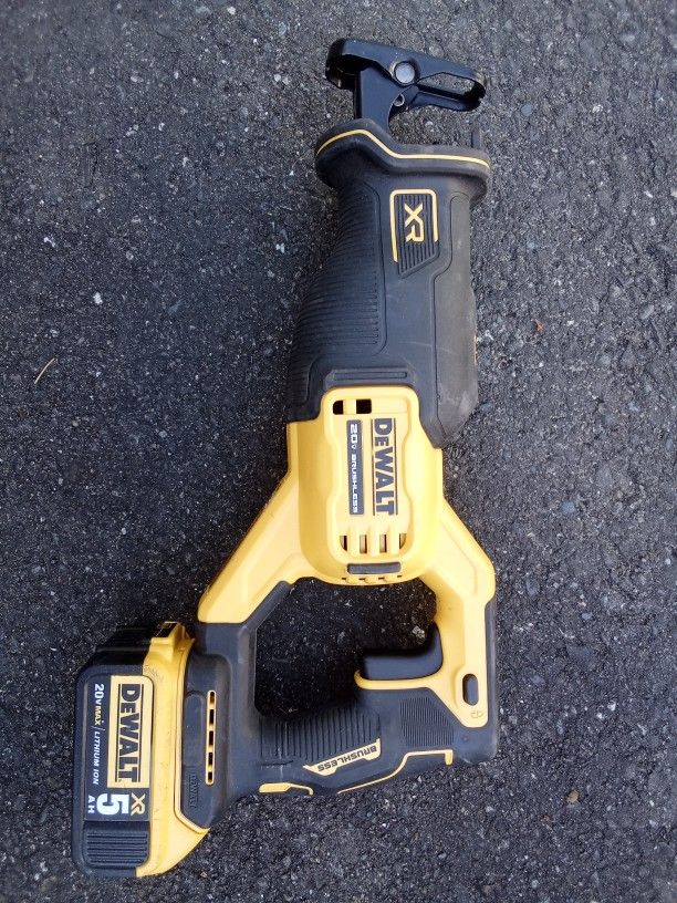 DeWalt Brushless XR Sawzall And 5 Ah Battery