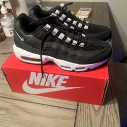 Nike Air Max 7.5 $60