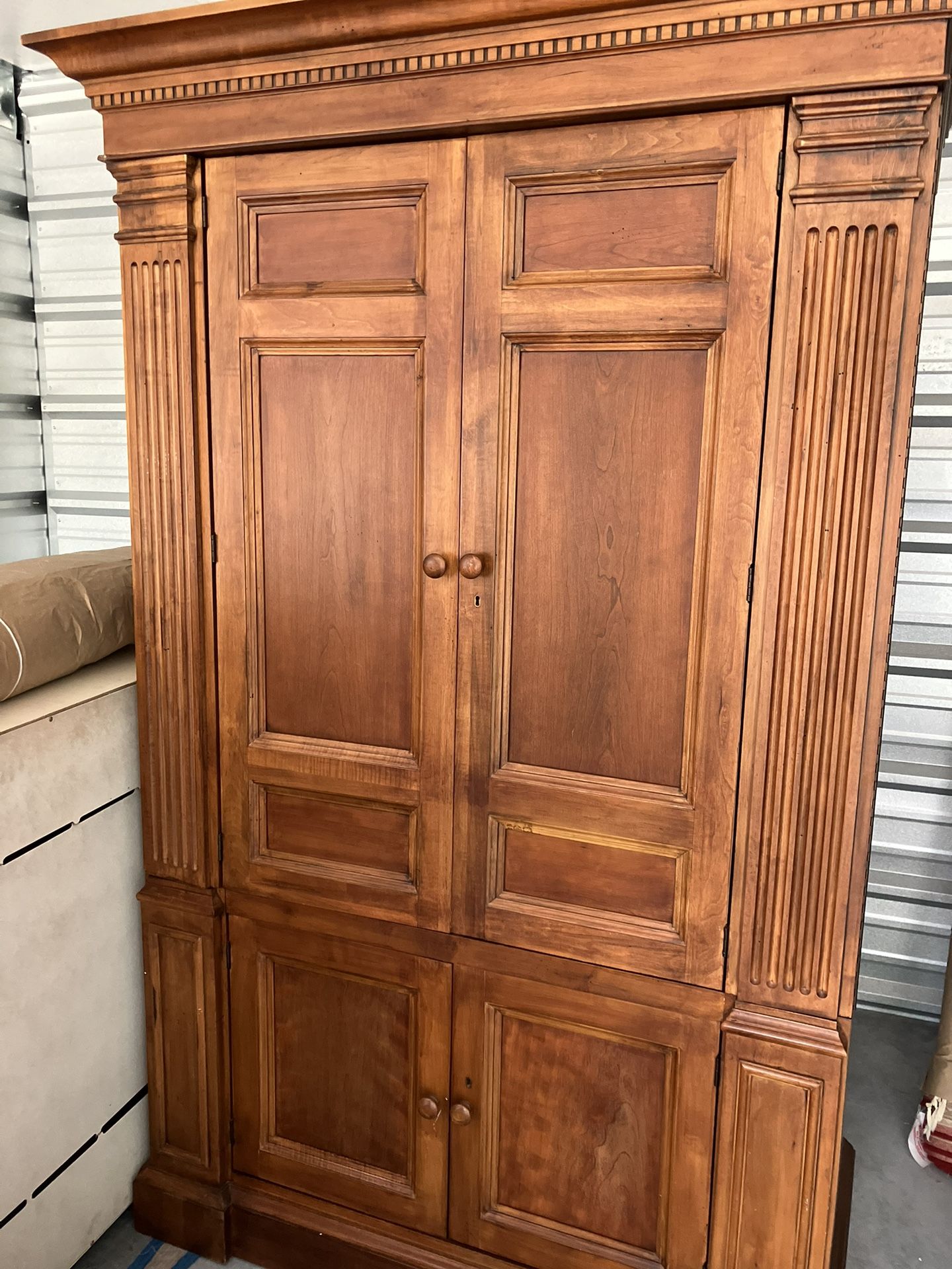 Armoire Walter E Smithe Fine Furniture 82x52x27