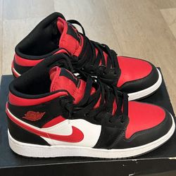 Air Jordan MID (GS) (Size: 7 Women’s/ 5.5mens) 