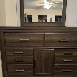 Ashley’s 5pc Dresser and Nightstand Set