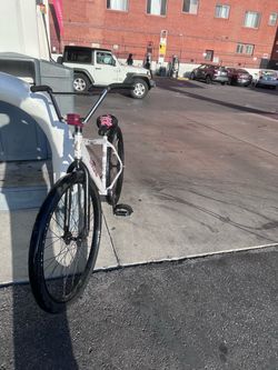 Throne 29 inch white and red With 2wg chrome bars extendo and red se stem