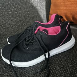 Tennis Shoes Size 6W