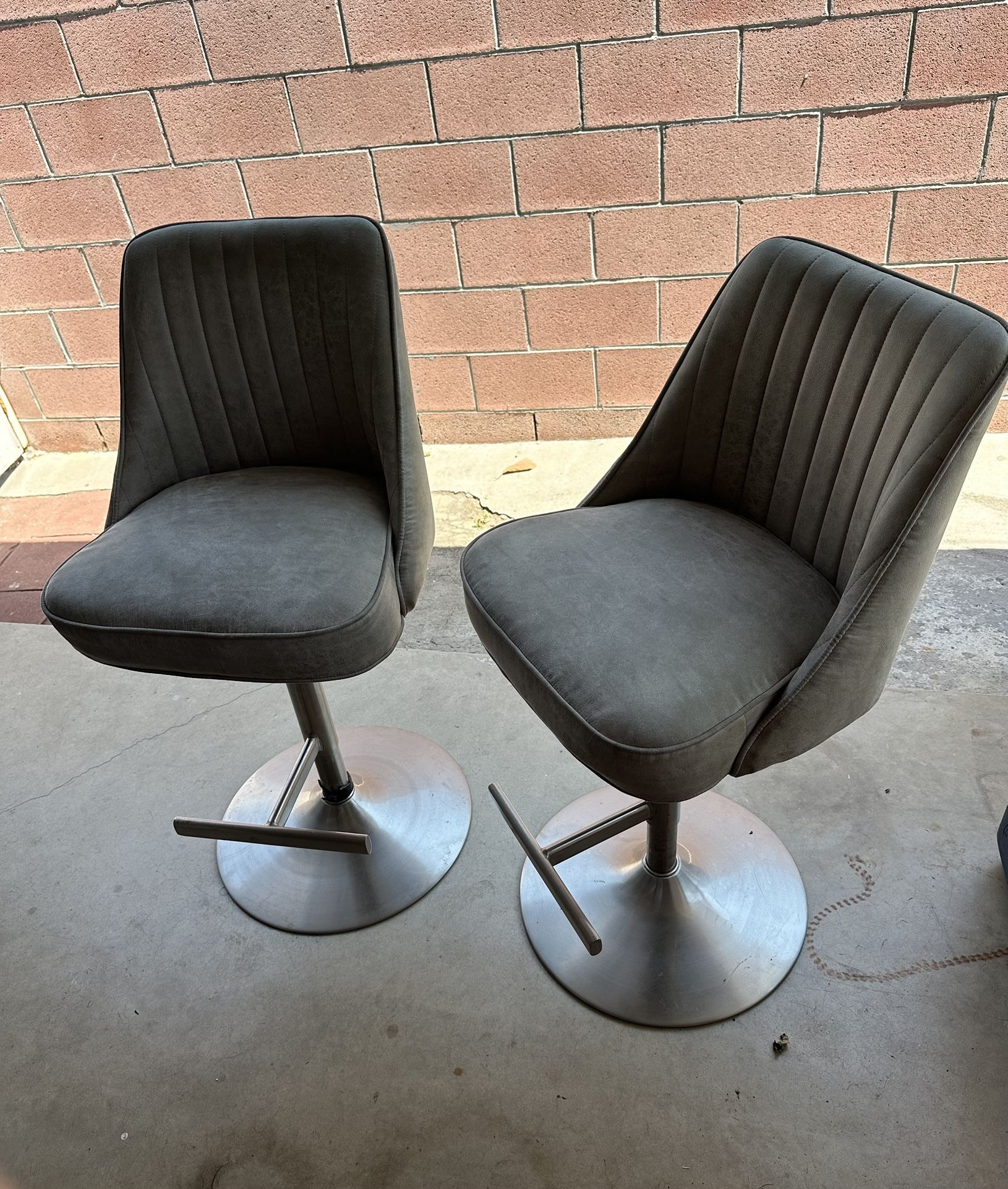 Swivel bar stool chairs / adjustable