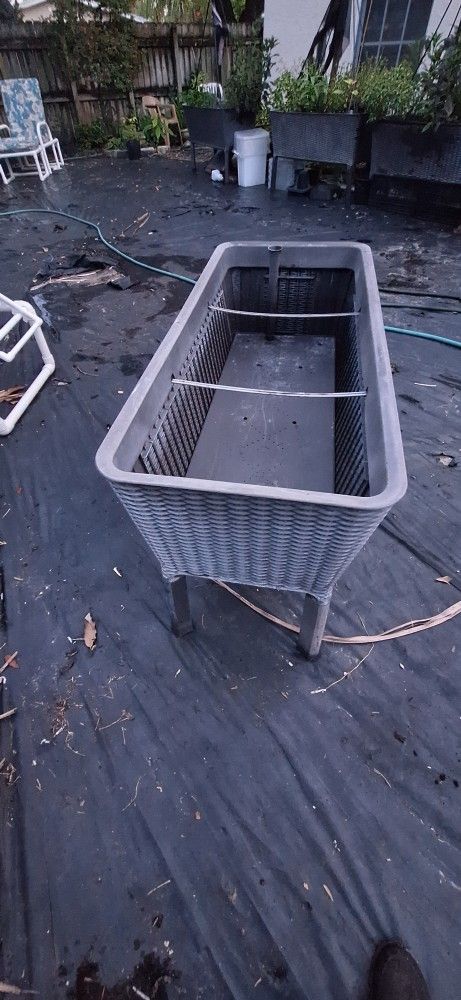 Keter Splendor 31.7 Gallon Raised Garden Bed with Self Watering Planter Box and Drainage Plug-Perfect for Growing Fresh Vegetables, Flowers and Herbs: