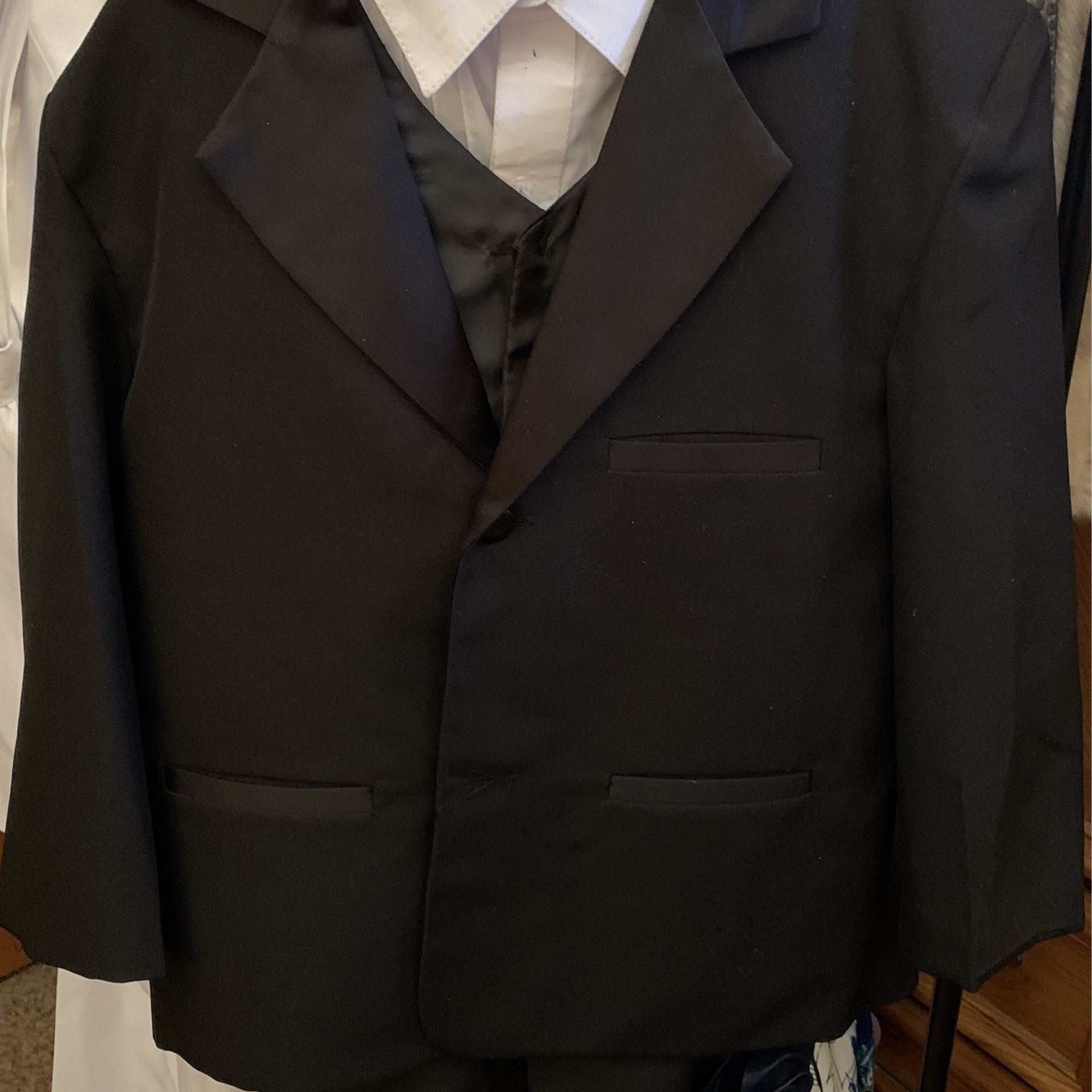 Tuxedo 🖤 Perfect Condition -5 Piece Tuxedo suit Size 6 Boys 