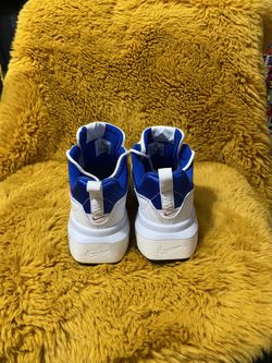 Nike Air Max Verona CZ6156-102. Slight discoloration on shoes 