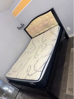 Queen Bed w/ Mattress