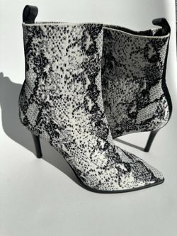 Women's shoes - Steve Madden, pointed toe, snake print booties, size 7.5