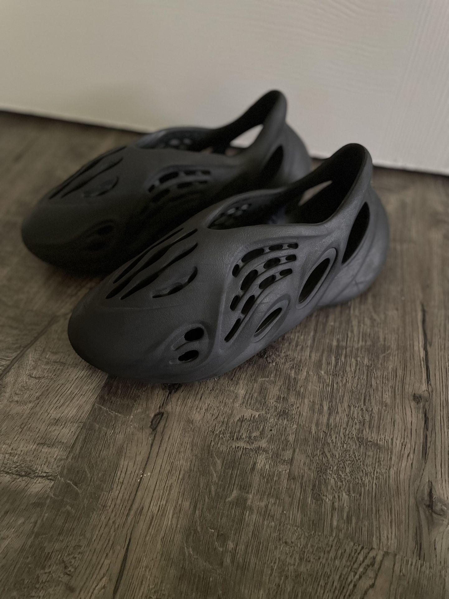 adidas Yeezy Foam Runner ‘Carbon’