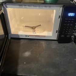 Whirlpool 20.93 in. Electric Countertop Microwave in Black with 0.7 cu. ft. Capacity 