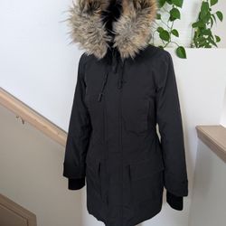 EUC Aritizia Golden by TNA "Bancroft" Parka - size S, Black 