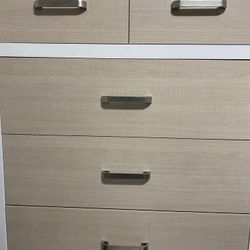 WHITE CLOTHES AND ACCESSORIES DRESSER
