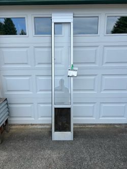 Petsafe patio door insert in good condition   Allows for your pet to travel in and out of the house without you having to open the door for them. The 