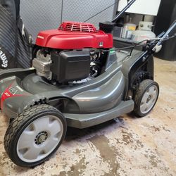 Honda HRX217 Self Propelled Lawn Mower 