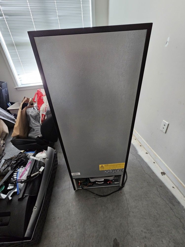 Midea MRM45D3ASL 4.5 cu. ft. Mini Fridge 2Door Top Freezer for Sale in