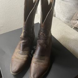 Ariat Women's Size 10 Heritage R-Toe Western Boots in distressed brown leather.