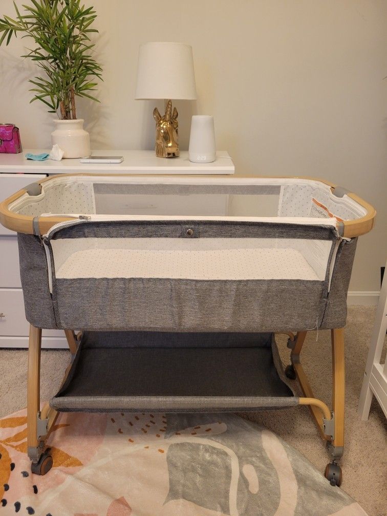 Modern Baby Bassinet with Wheels – Excellent Condition