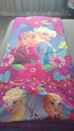 Twin bed /Elsa and Anna comforter set