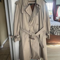 Bonito Saco Usado En Buenas Condiciones Le Puede Quitar El Abrigo De Adentro Es Talla xL También Tiene Su Sinturon $20 