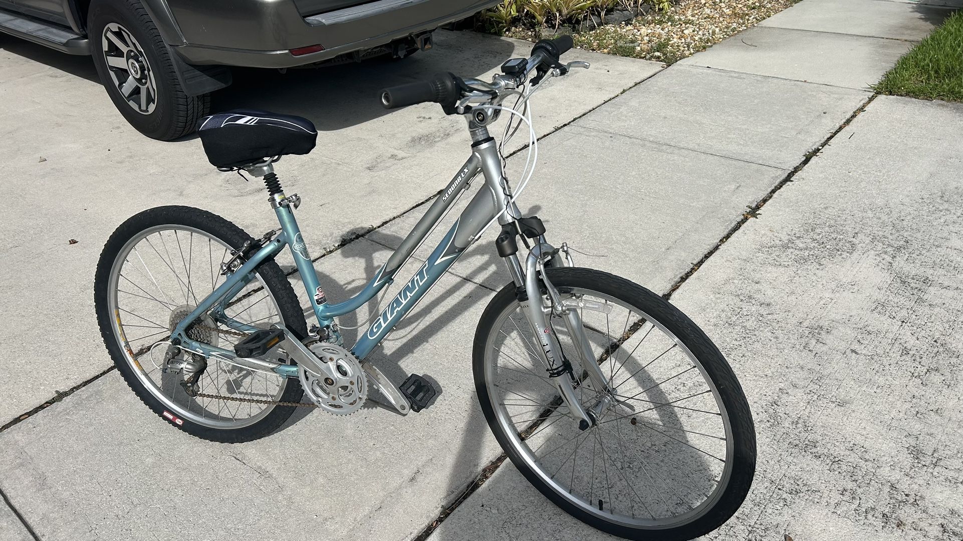 Giant Sedona LX Adult 26 Inch Wheels Hybrid Bike 27 Speed 17 Inch Medium Frame Bicycle Ladies Low Step