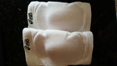 Asics pair knee pads