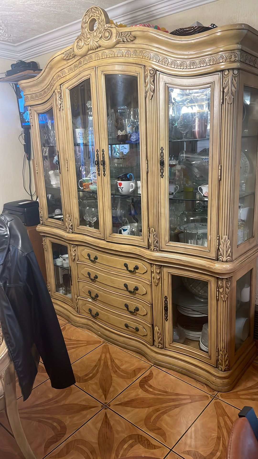 Antic China, Dinning Table