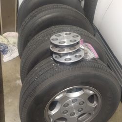 Rims And Tires Off 2004 Chevy Suburban 265 70 16 With Caps And Lug Nuts