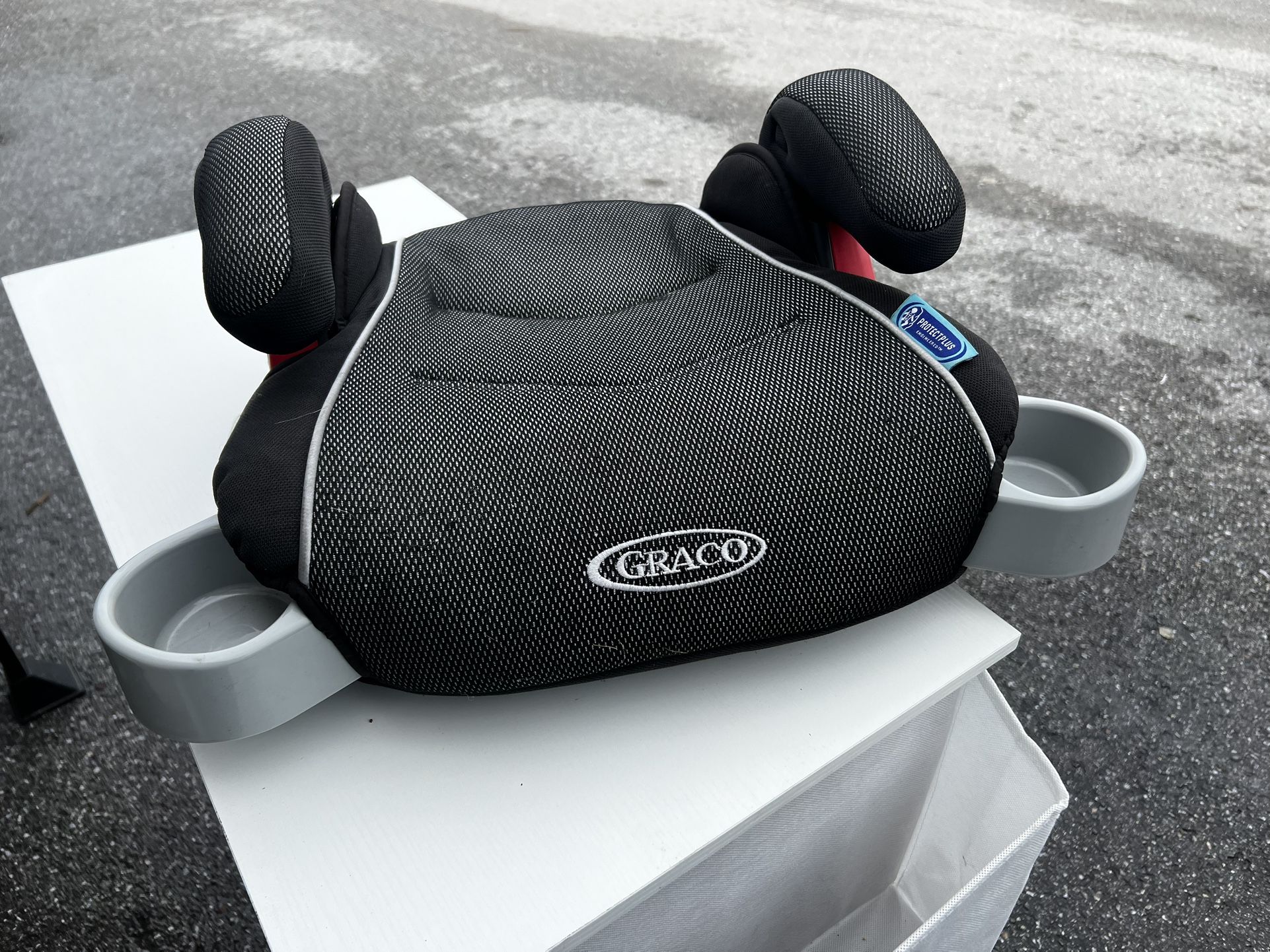 Graco Kid’s Booster Seat with Cup Holders! Great condition!