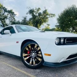 🚗🚗 2013 Dodge Challenger SRT8