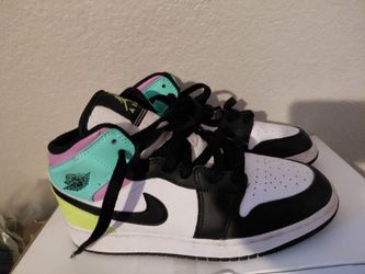 Air Jordan 1 Mid-GS pastel, Boys Youth sz 5, unisex girls fit 6.5...$85, like NEW
Glenn Heights TX