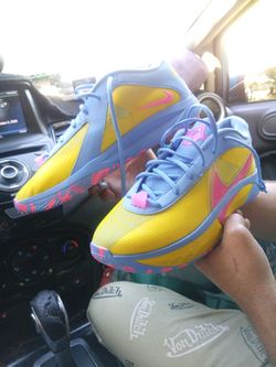 Nike Basketball Sneakers Yellow Blue Pink NEW !